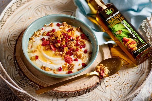 Frühstückschüssel mit Joghurt, gebackenem Müsli, Obst, garniert mit Hanfsirup - Frühstückschüssel mit Joghurt, gebackenem Müsli, Obst, garniert mit Hanfsirup